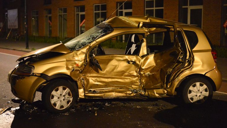 De schade aan de auto is groot (foto: Perry Roovers/SQ Vision).