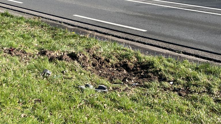 Sporen in de berm van het ongeluk (foto: Raymond Merkx).