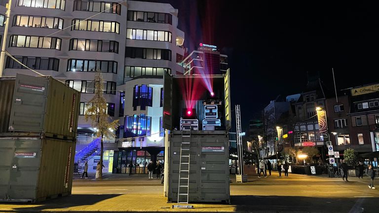 De projectoren staan in containers (foto: Rogier van Son).