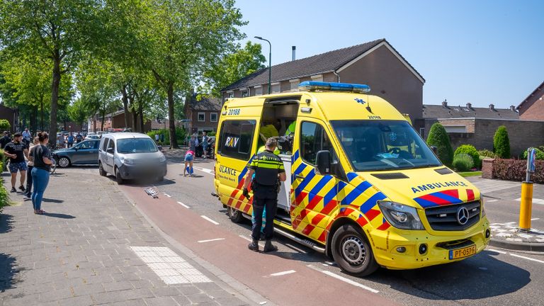 De fietsster is na het ongeluk in Kaatsheuvel naar een ziekenhuis gebracht (foto: Iwan van Dun/SQ Vision).