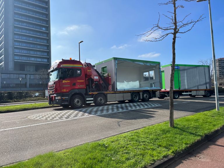 Een dag na de uitspraak worden units op het terrein van het Mövenpick geplaatst (foto: Megan Hanegraaf).