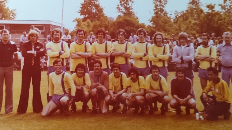 Sportmasseur Jos (vooraan, rechts) met zijn geliefde De Spechten (foto: Jane Hoed).