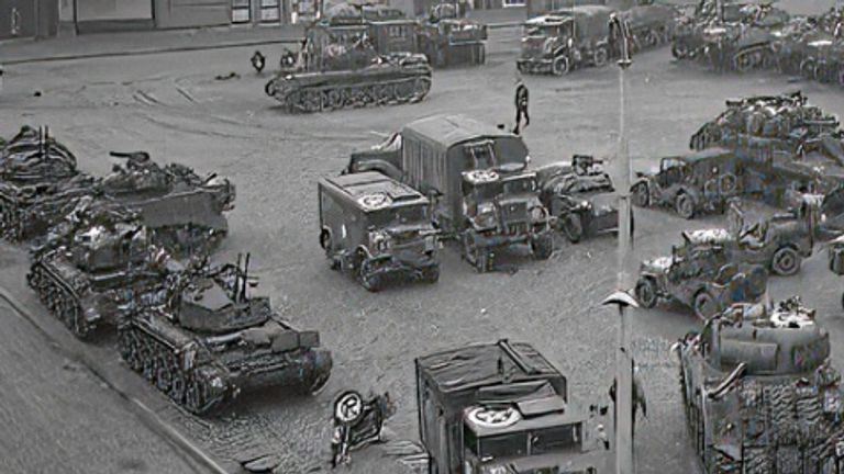 Geallieerde voertuigen op de Markt in Bergen op Zoom oktober\november 1944 (foto: archief).