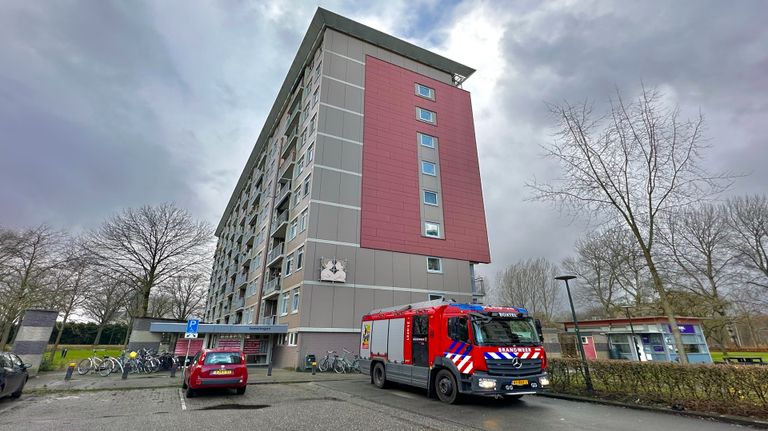 Brandweer bevrijdt twee vrouwen uit ligt (foto: Sander van Gils/SQ Vision). 