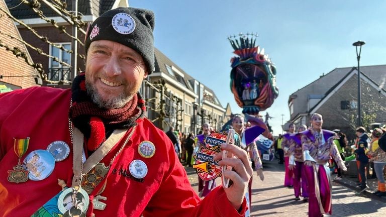 Albert Meeuwissen van CV Black Angels is apetrots op zijn AI praalwagen in de optocht van Prinsenbeek (foto: Omroep Brabant)