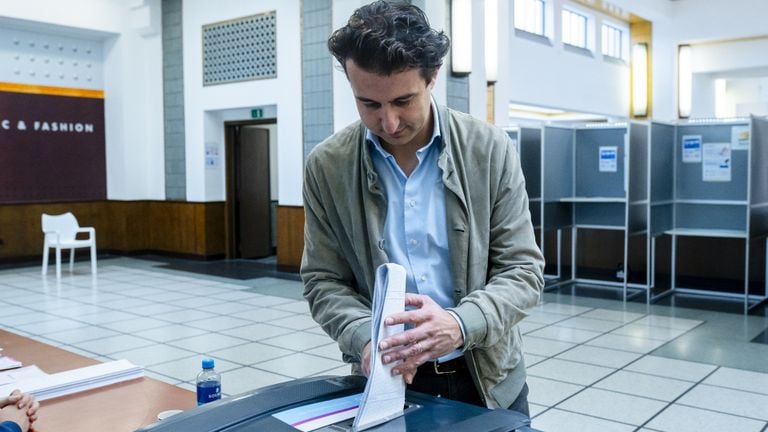 Jesse Klaver uit Roosendaal stopt zijn stembiljet in de bus (foto: ANP).