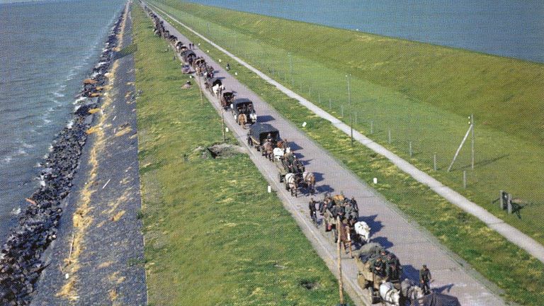Terugtrekking over de Afsluitdijk mei/juni 1945 (foto: LAC Canada)