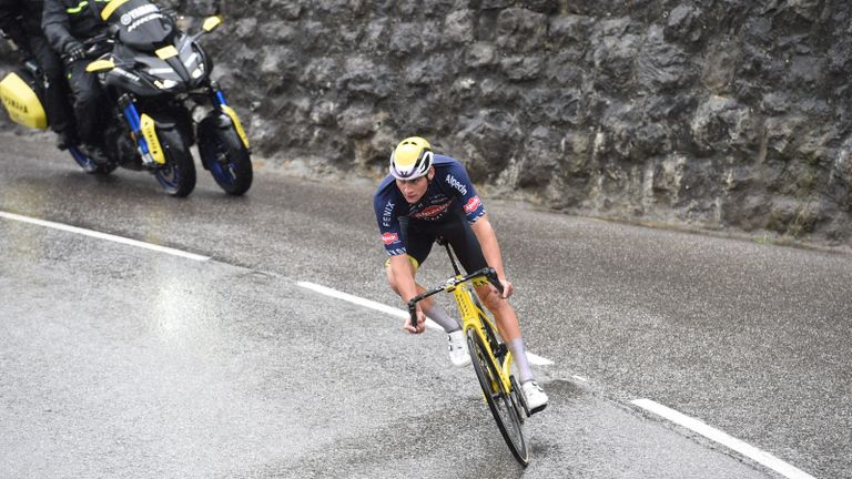 De laatste meters in de Tour van 2021, in de regen en geen gele trui meer te zien (foto: OrangePictures).