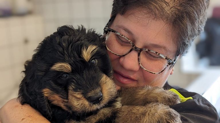 Eigenaresse Chantal van hondentrimsalon Scoobie in Tilburg met Fozzie (foto: Scoobie).