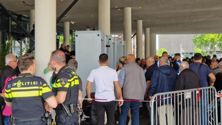 Politie en detectiepoortjes tijdens de Turkse verkiezingen in Eindhoven (foto: Noël van Hooft)