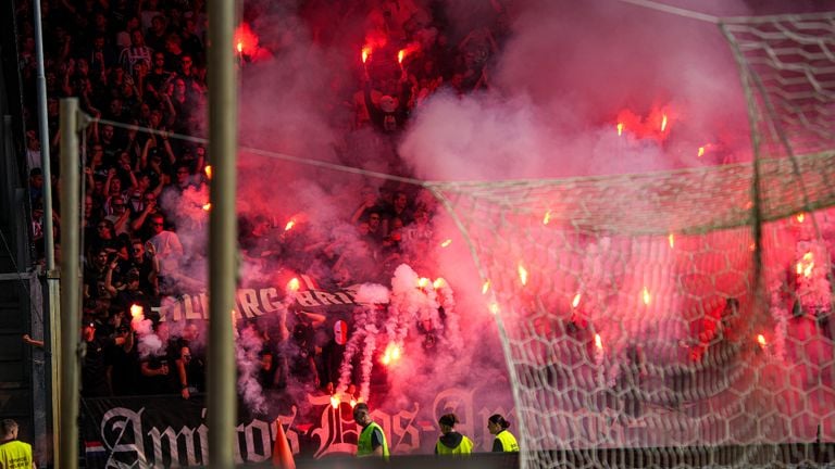 Willem II-supporters hadden vuurwerk bij zich, voor de derby tegen NAC Breda. (Gabriel Calvino Alonso/Orange Pictures)