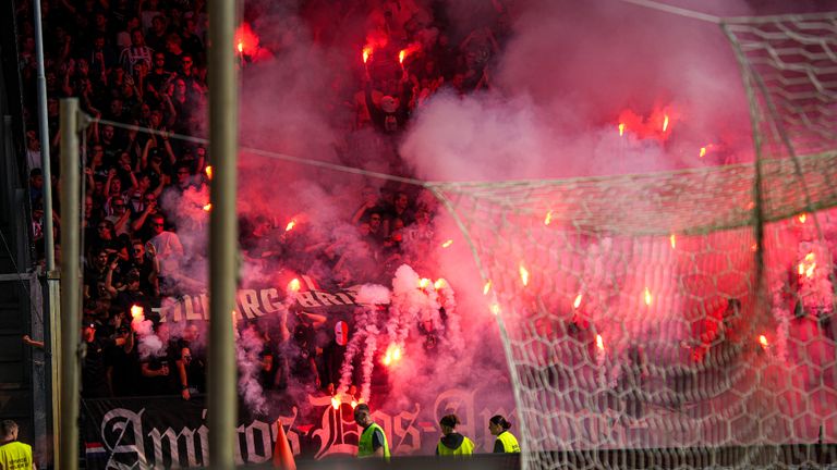 Willem II-supporters hadden vuurwerk bij zich, voor de derby tegen NAC Breda. (Gabriel Calvino Alonso/Orange Pictures)