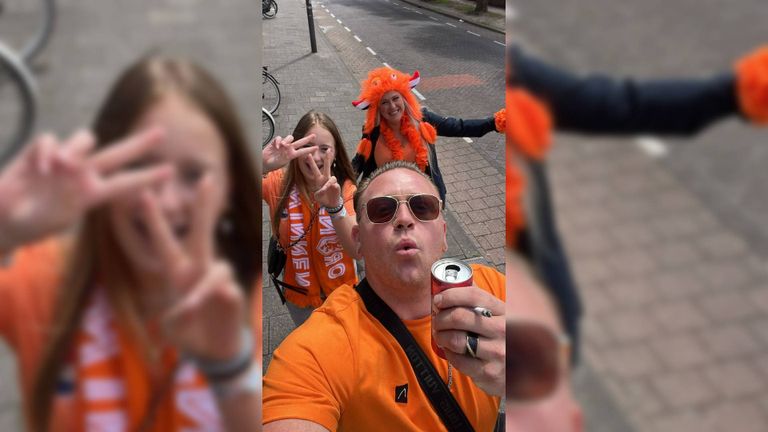 Ilona, haar dochter en haar vriend zijn helemaal klaar voor de oranjegekte.