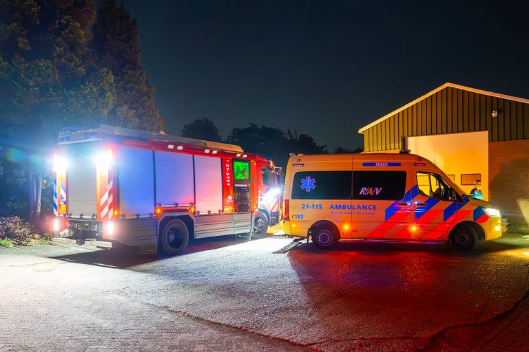 Na de melding van een brand in huis kwamen brandweer, meerdere politie-eenheden en een ambulance kwamen met spoed naar de Amsteleindstraat in Oss (foto: Gabor Heeres/SQ Vision).