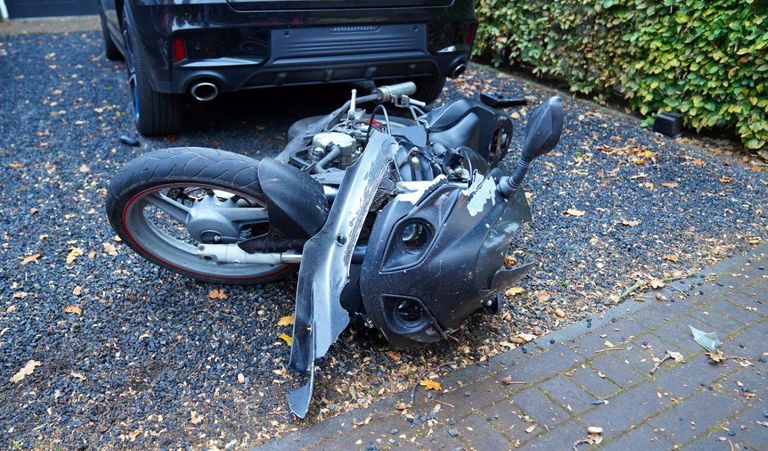 Auto en scooter tegen elkaar gebotst (foto: Bart Meesters/SQ Vision).