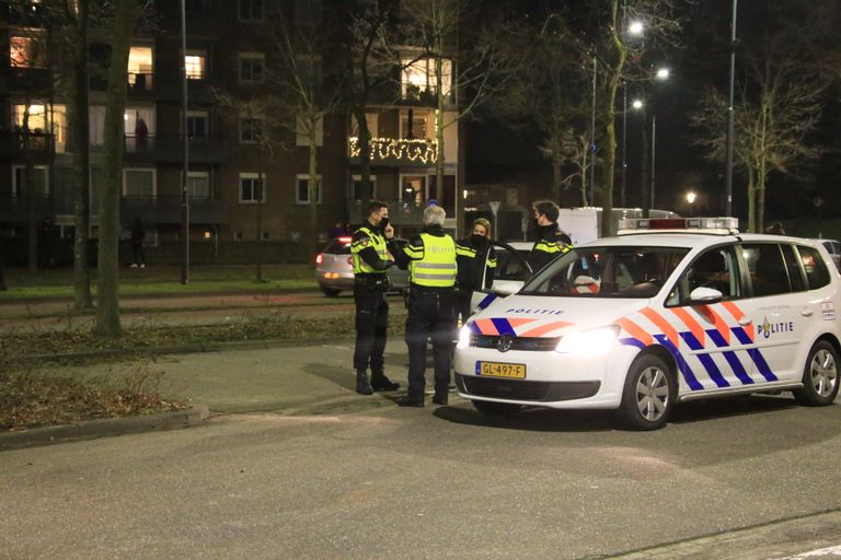 Politie ter plaatse rond sportpark de Braak. (Foto: Harrie Grijseels / SQ Vision).