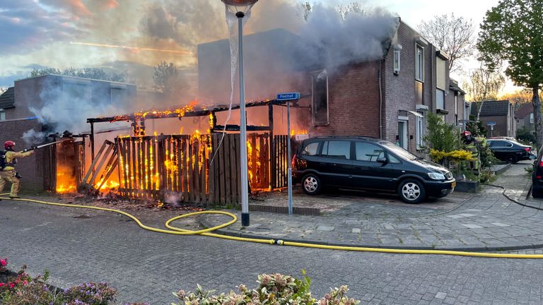 De brand aan het Peelhof in Helmond brak rond zes uur zaterdagochtend uit (foto: Harrie Grijseels/SQ Vision).