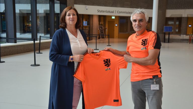 Gerard Arink en minister van Sport Conny Helder met het speciale Cruyff-voetbalshirt (foto: Gerard Arink).