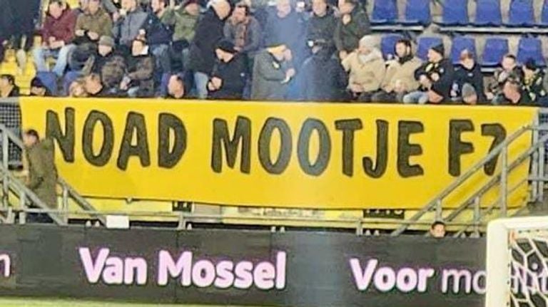 Het spandoek voor 'Mootje' op 8 december 2023.