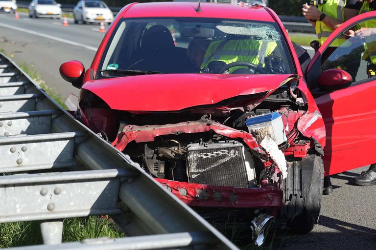 De auto crashte tegen de vangrail van de A2 bij Leende (foto: WdG/SQ Vision).