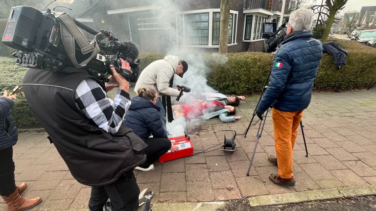 Met een divers en groot team werkt de stichting aan de film (foto: Eva de Schipper).