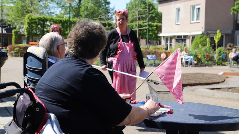 Prijzen en volle bingo kaarten gaan in het schepnet. (Foto: Collin Beijk)