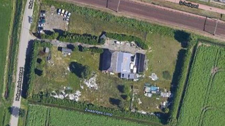 Het stuk grond wordt omringd door sloten en struiken. (foto: Google Maps)