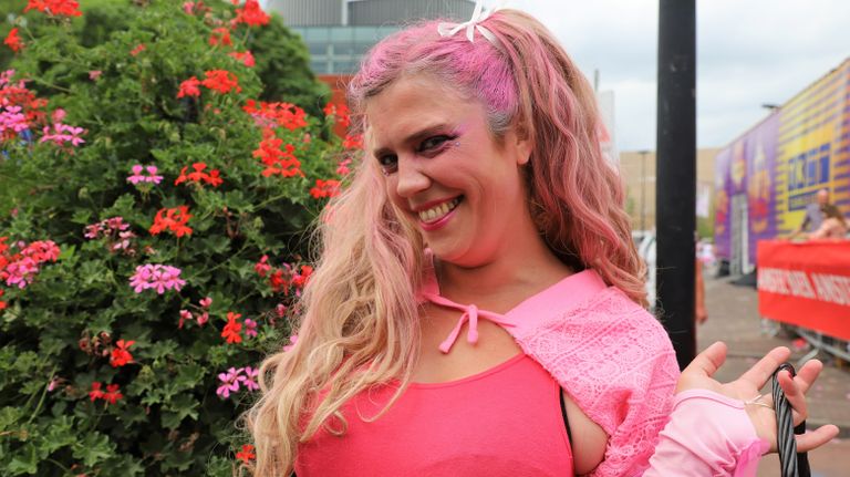 Roosmarijn (33) uit Tilburg op Roze Maandag (foto: Collin Beijk).