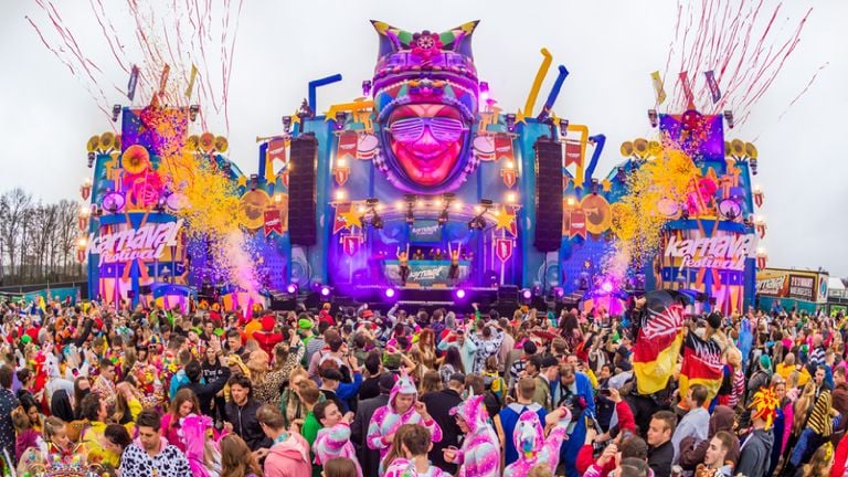 Het hoofdpodium van Karnaval Festival in 2019 (foto: Karnaval Festival)