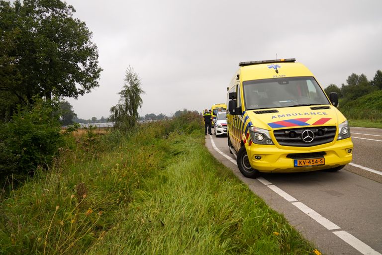 In de auto zaten twee mannen, zij raakten bij het ongeluk in Aarle-Rixtel niet gewond (foto: Harrie Grijseels/SQ Vision).