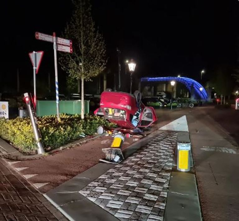 De auto sloeg over de kop in Vught (foto: Instagram digitaal wijkagent Meierij).