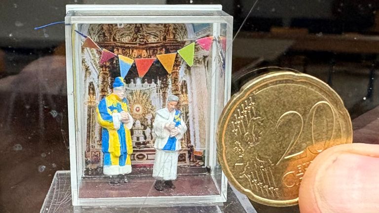 De tafereeltjes zijn twee centimeter groot (foto: Erik Peeters)