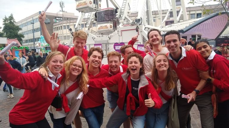De studenten laten zich niet tegenhouden door de regen (foto: Marielle Bijlmakers).