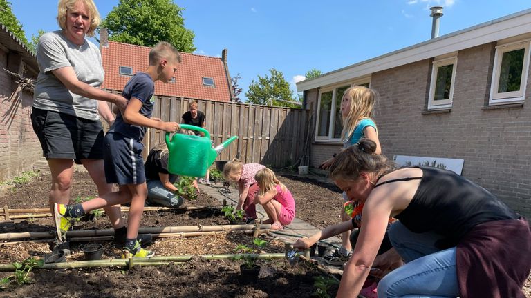 Kinderen in de moestuin (foto: Imke van de Laar).