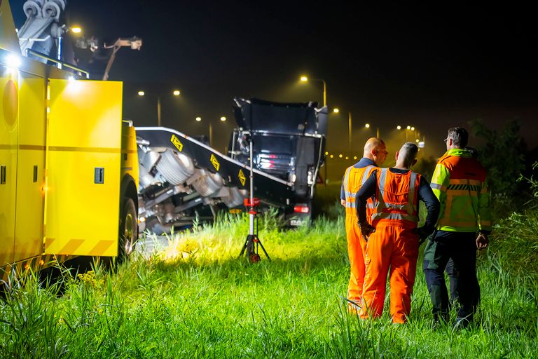 De trailer trok bij het ongeluk op de N279 krom en kwam in de berm terecht (foto: Gabor Heeres/SQ Vision). 