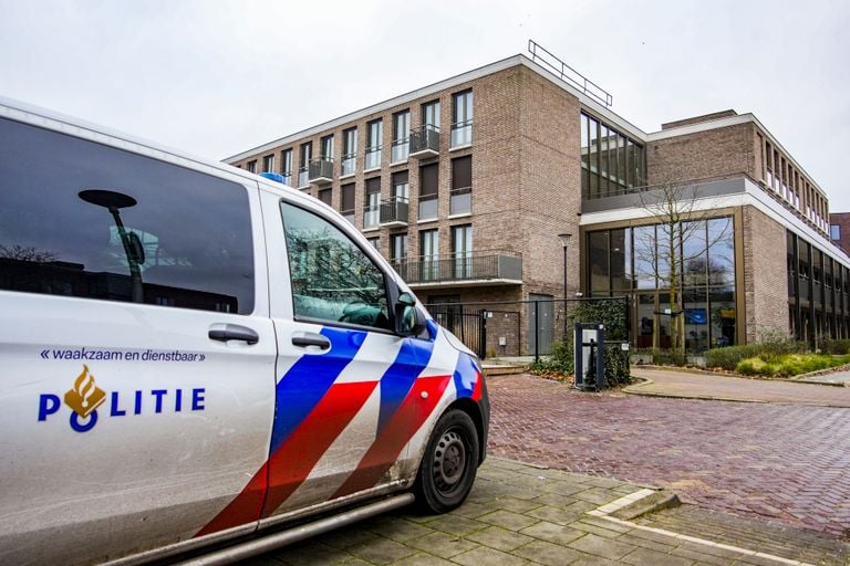 De politie doet onderzoek in het complex aan de Boutenslaan in Eindhoven (foto: SQ Vision).
