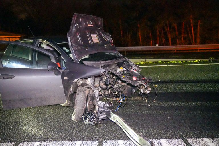 De auto boste op de A67 bij Mierlo tegen de vangrail in de middenberm en daarna tegen de vangrail aan de zijkant van de weg (foto: Harrie Grijseels/SQ Vision).