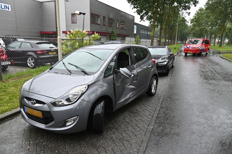 De auto raakte bij de botsing in Breda aanzienlijk beschadigd (foto: Perry Roovers/SQ Vision).