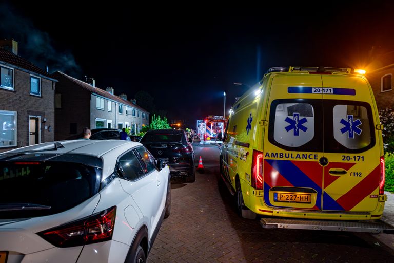 De Oudland van Altenastraat in Sleeuwijk stond vol voertuigen van hulpdiensten (foto: Jurgen Versteeg/SQ Vision).