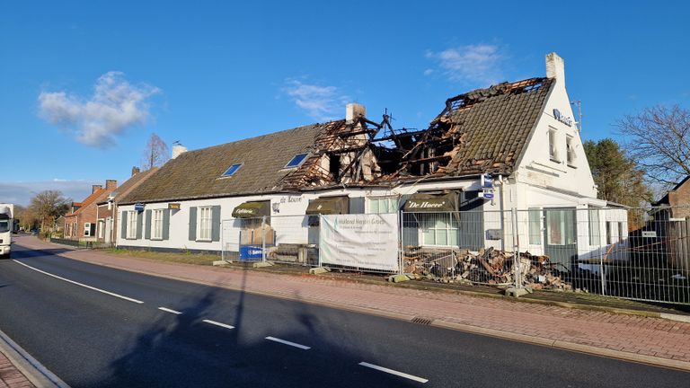 Voormalig café-cafetaria De Hoeve na de brand zaterdagnacht (foto: Tom Berkers).