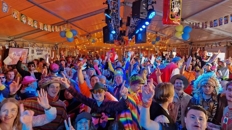 Er doen driehonderd deelnemers mee aan de biercantus (foto: Tom Berkers).