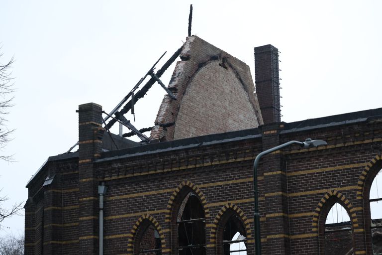 Van het dak is niks meer over (foto: Sander van Gils/SQ Vision)