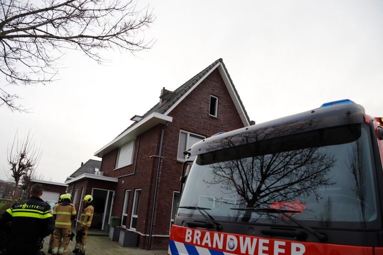 De brand woedde op de zolder van het huis aan de  Zilverdoorn in Cuijk (foto: SK-Media).