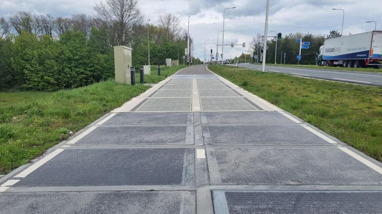 Op het zonnefietspad in Oirschot liggen drie verschillende types zonnepanelen (foto: Collin Beijk)