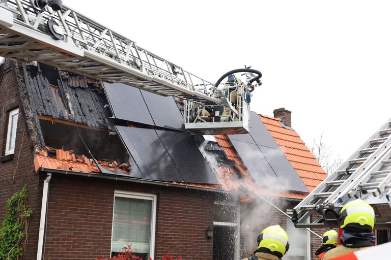 Het dak van het huis in Uden is zwaar beschadigd (foto: Kevin Kanters/SQ Vision).