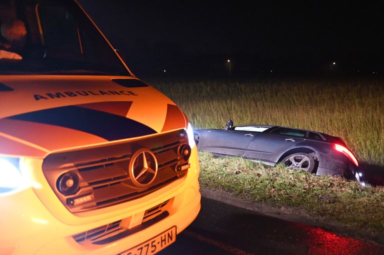 De automobilist werd gekeken door ambulancepersoneel (foto: Perry Roovers/SQ Vision).