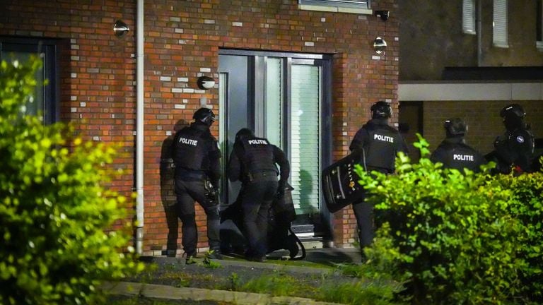 De politie deed een inval aan de Huizingalaan (foto: SQ Vision).
