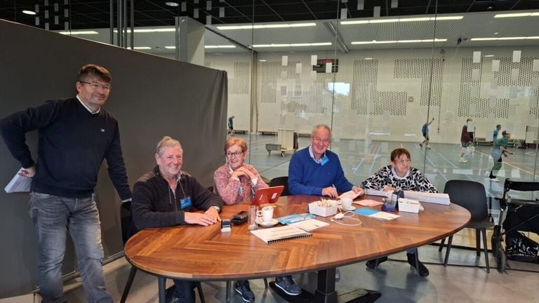 Thieu (meest links) en Lia (meest rechts) met hun collega's bij stembureau De Roomley in Udenhout (foto: Omroep Tilburg).