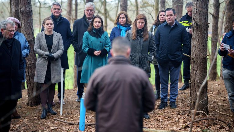 Politici en bestuurders luisteren bij een drugsput naar de boswachter Erik de Jonge (foto: Interprovinciaal Overleg Provincies).