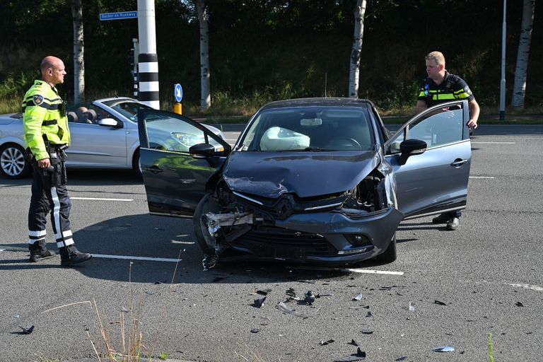 De auto raakte bij het ongeluk op de Backer en Ruebweg in Breda zwaar beschadigd (foto: Perry Roovers/SQ Vision).